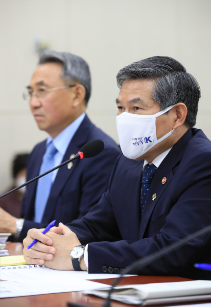 정경두 국방장관이 22일 국회에서 열린 국방위원회 전체회의에서 의원 질의에 답하고 있다. 연합뉴스